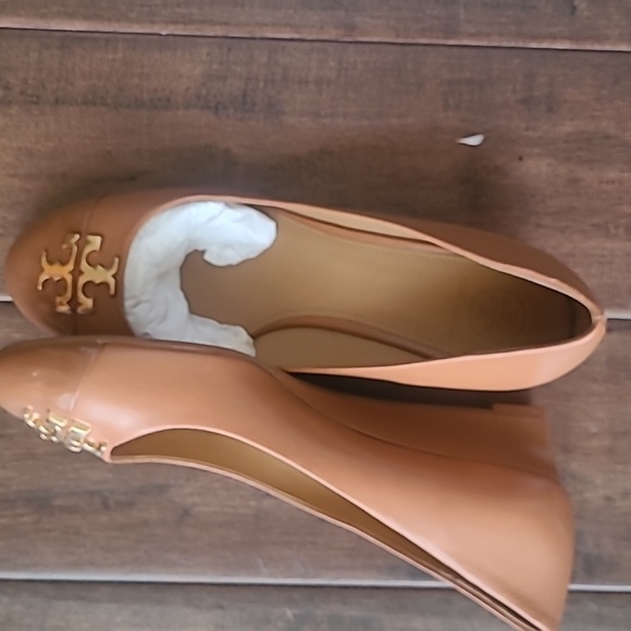 Brand new tory burch camel color - Picture 2 of 6